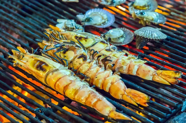 Gamberetti, frutti di mare gamberetti alla griglia Fiamme — Foto Stock