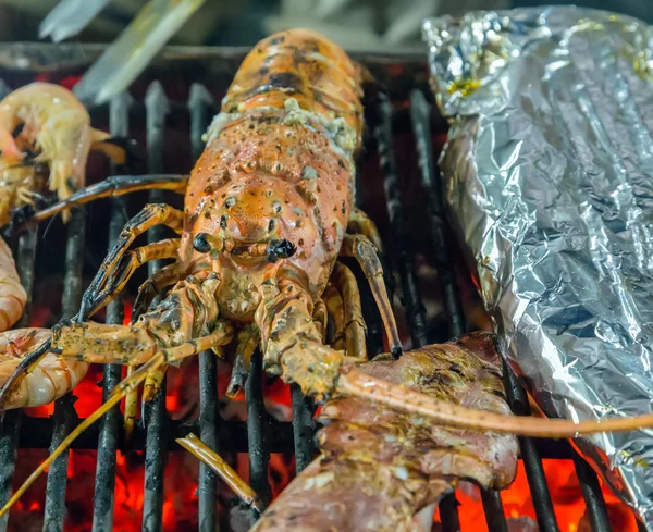 龙虾海鲜烧烤火焰中 — 图库照片