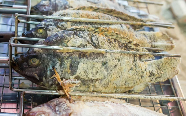 Солона риба на барбекю . — стокове фото