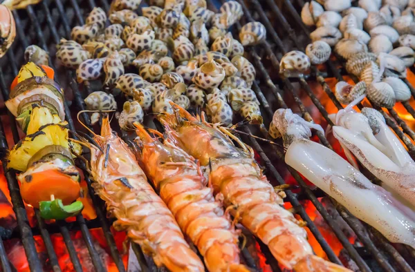 Barbekü alevler içinde karides deniz ürünleri. — Stok fotoğraf