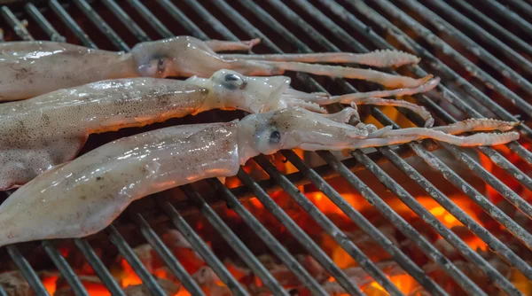 Tintenfisch Meeresfrüchte in Flammen — Stockfoto