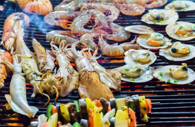 Barbekü ızgara pişirme deniz ürünleri.