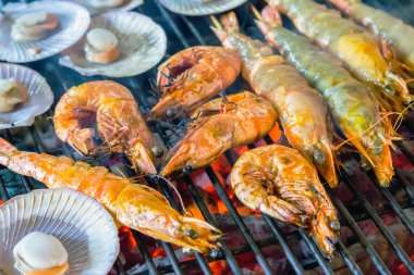karides, karides deniz ürünleri Barbekü alevler içinde