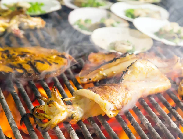 Gegrillte Meeresfrüchte auf dem Grill — Stockfoto