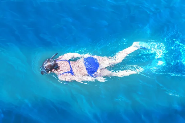 Mergulhador mulher mergulho — Fotografia de Stock
