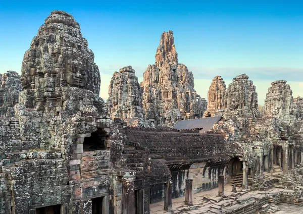 Rostos de pedra do templo de Bayon , — Fotografia de Stock