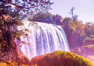 şelale üzerinde dağ manzaraları