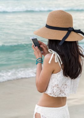 Kadın plaj deniz üzerinde