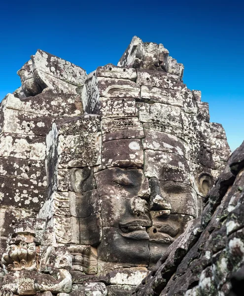 Каменные лица царя на Байонском храме — стоковое фото