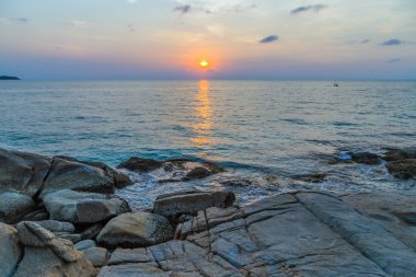 Deniz üzerinde gündoğumu sıcak tropikal gökyüzü