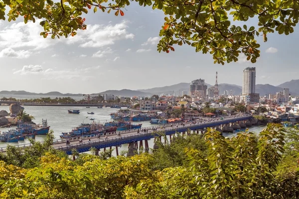 Ponte e baia con barche da pesca — Foto Stock