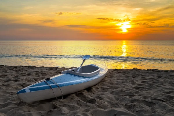 Kayak Sunrise pe plaja de nisip — Fotografie, imagine de stoc