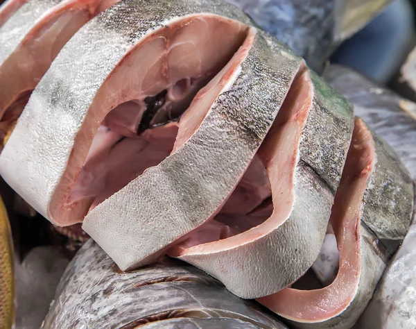 Pescado de carne Mariscos sobre hielo —  Fotos de Stock