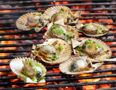 Izgara yumuşakça midye