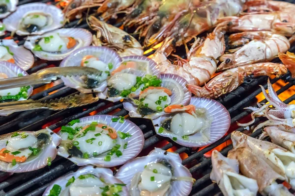 Muscheln grillen — Stockfoto