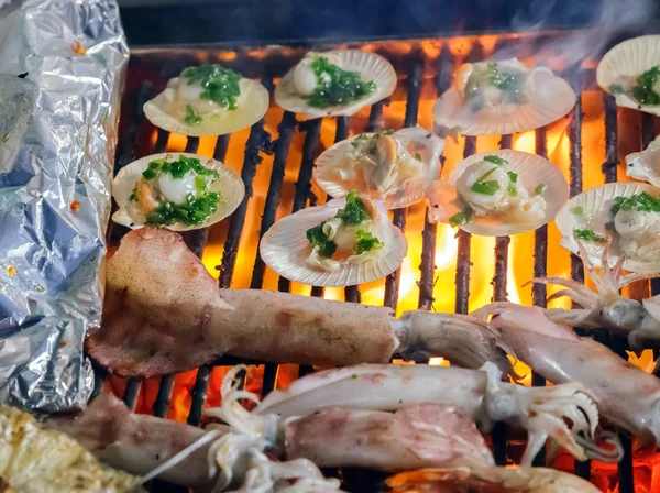 Muscheln grillen — Stockfoto