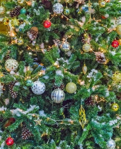 Bolas de Natal na árvore — Fotografia de Stock