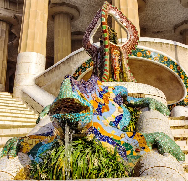 Smok fontanna Gaudiego — Zdjęcie stockowe