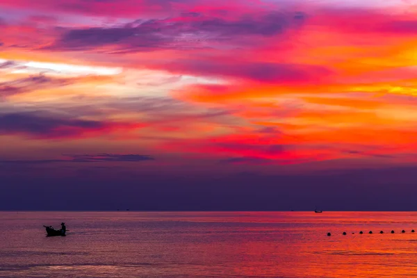 Segelbåt i solljus havet — Stockfoto