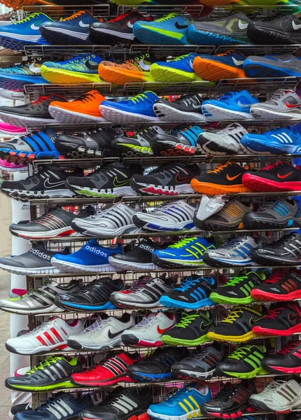 Sapatos desportivos novos, venda de sapatos de corrida — Fotografia de Stock