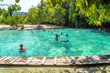 Crystal havuzu ve kristal lagün Krabi