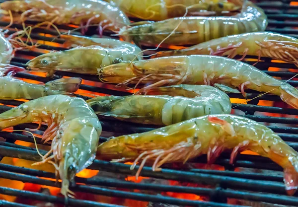 Gegrilde garnalen, garnalen met hete vlammen — Stockfoto