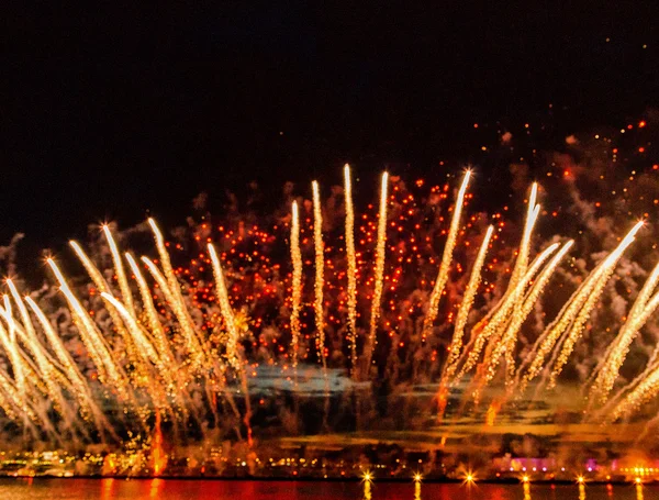 Kleurrijke stralen vuurwerk — Stockfoto