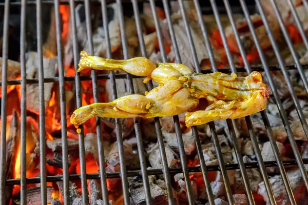 Froschschenkel Fleisch auf einem Holzkohlegrill — Stockfoto