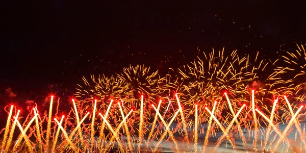 Feestelijke vuurwerk in stad — Stockfoto