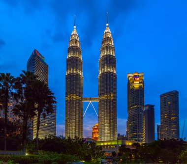 Petronas Kuleleri Kuala Lumpur, Malezya 'da gece sahnesinde