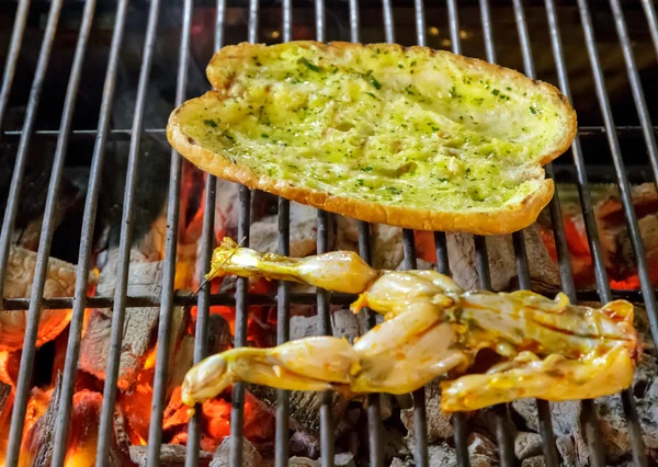 Froschfleisch auf einem Holzkohlegrill — Stockfoto