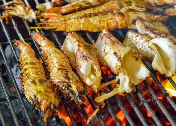 GRILLED SEAFOOD grille métallique crevettes king size — Photo