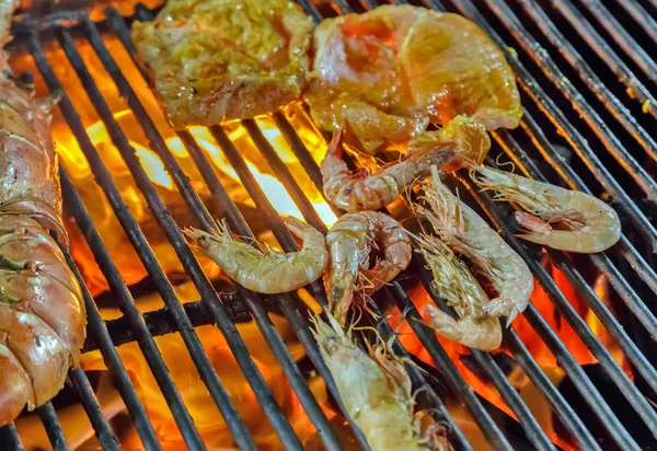 Crevettes sur le gril métallique GRILLED SEAFOOD — Photo