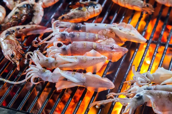 Garnalen op de grill met vlammen close-up — Stockfoto