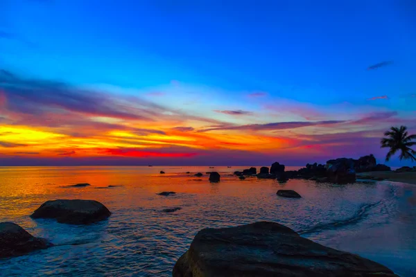 Una puesta de sol de color en una playa —  Fotos de Stock