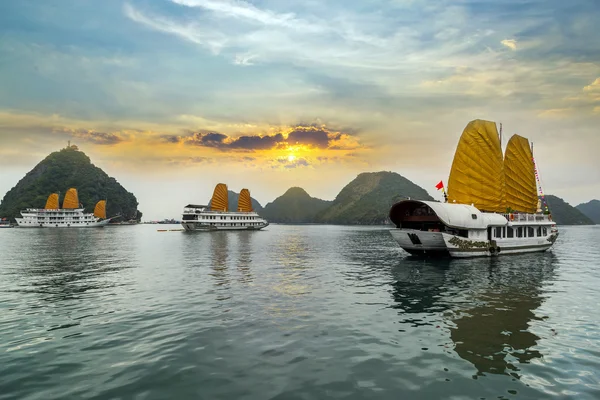 Ha Long-öböl, Vietnam. — Stock Fotó