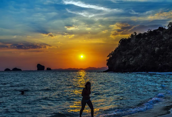 Donna in mare tramonto sfondo — Foto Stock