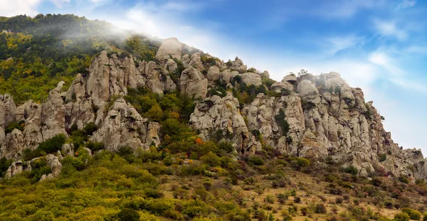 Berg landskap hög klippa — Stockfoto