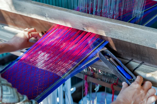 Tissages avec un vieux tapis artisanal métier à tisser — Photo