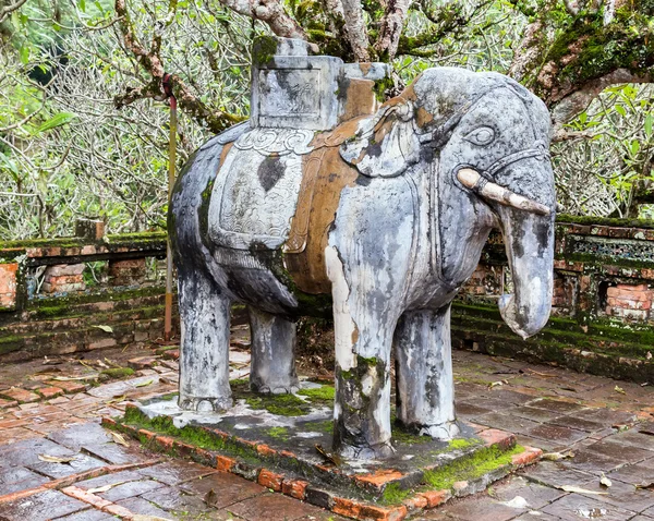 Statue d'éléphant en pierre — Photo