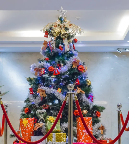 Julgran och santa väska — Stockfoto