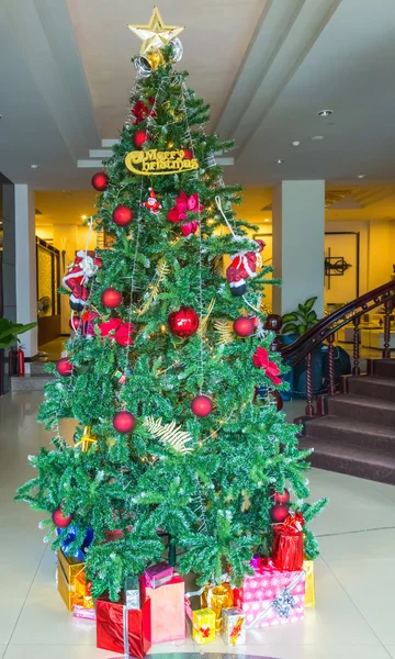 Árbol de Navidad con adornos de regalos —  Fotos de Stock