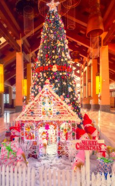 Renkli Noel ağacı süsle