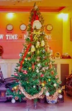 Renkli Noel ağacı süsle