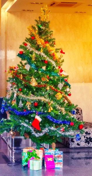 Färgglada julgran dekoration — Stockfoto