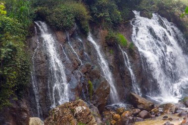 Şelale Tien Sa düşüyor