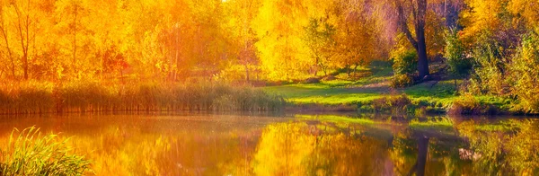 Podzimní slunce široké jezero — Stock fotografie