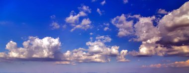 bulutlu gökyüzü mavi