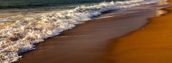 Playa con olas mar — Foto de Stock