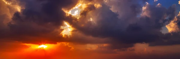 Auringonlaskun taivaan tausta — kuvapankkivalokuva